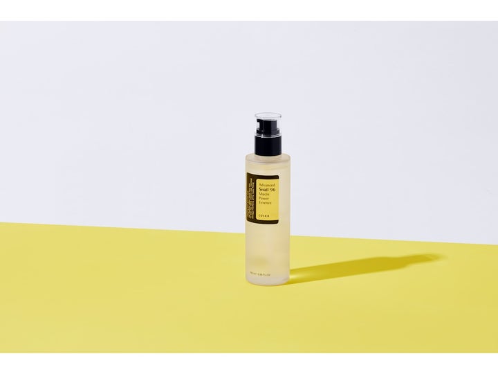 COSRX Advanced Snail 96 Mucin Power Essence 100 ml fuktighetsgivende ansiktsserum på gul overflate