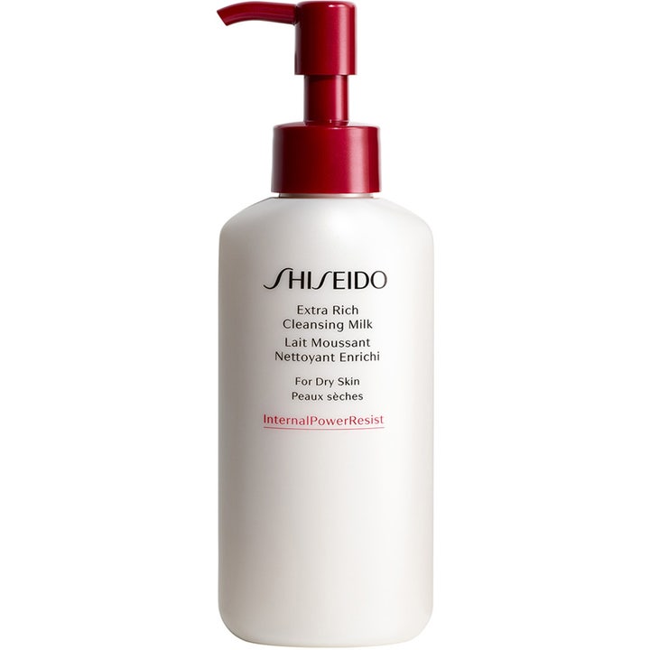 Shiseido Extra Rich Cleansing Milk fuktighetsgivende ansiktsrens i hvit plastflaske med rød pumpe