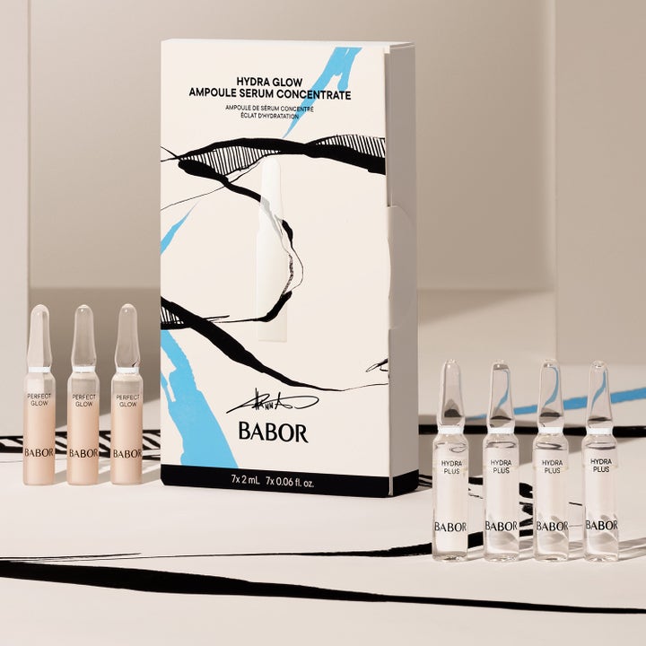 Babor Hydra Glow 14 ml fuktighetsgivende serum i glassampuller med hvit eske som gir huden glød.