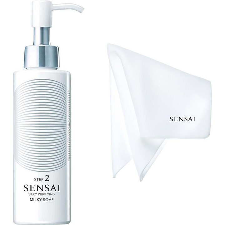 Sensai Silky Purifying Milky Soap ansiktsrens som gir ren hud i hvit pumpeflaske med tilhørende myk hvit klut.