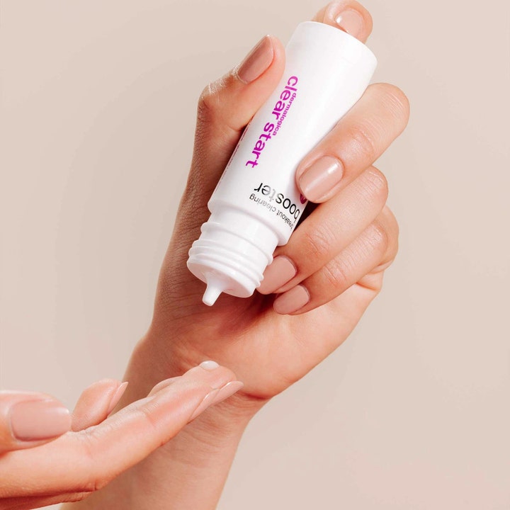 Dermalogica Clear Start Breakout Clearing Booster 30 ml serum mot kviser påføres som en dråpe fra en hvit tube.