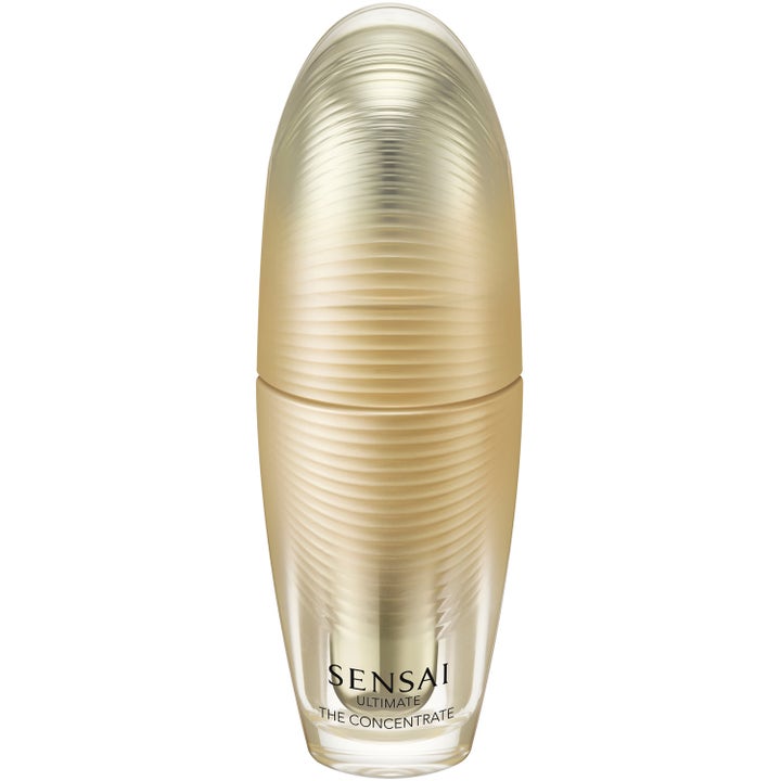 Sensai Ultimate The Concentrate 30 ml gir glød i en elegant gullfarget og riflet eliptisk glassflaske.