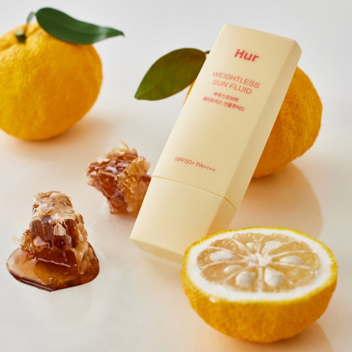 House of Hur Weightless Sun Fluid 50 ml beskyttende SPF 50 ansiktskrem i lysegul tube med yuzu og honningkake