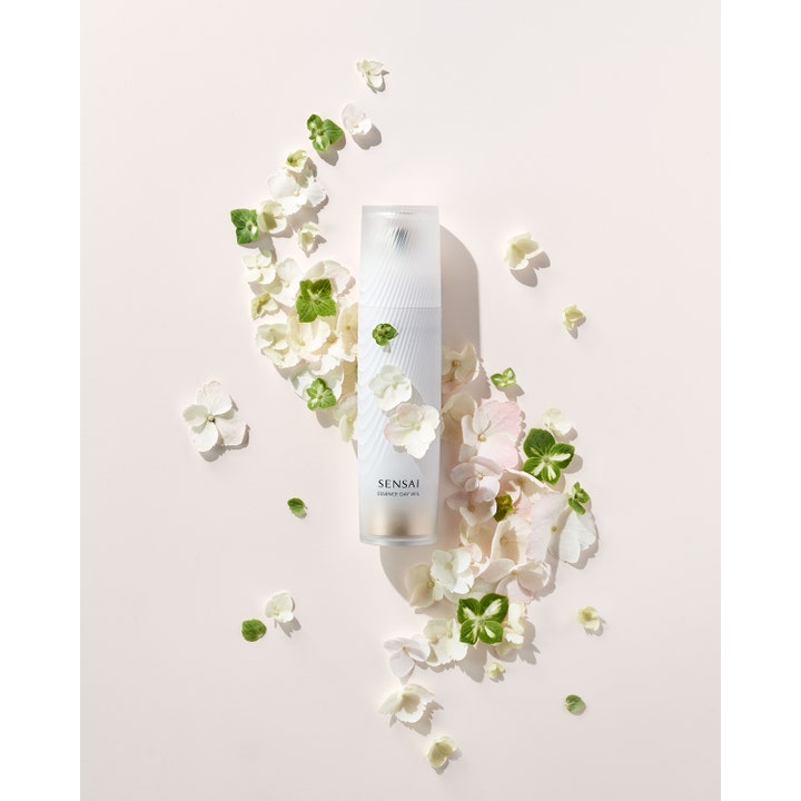 Sensai Essence Day Veil 40 ml beskyttende dagkrem i hvit flaske med bølgemønster og hvite blomsterblader.