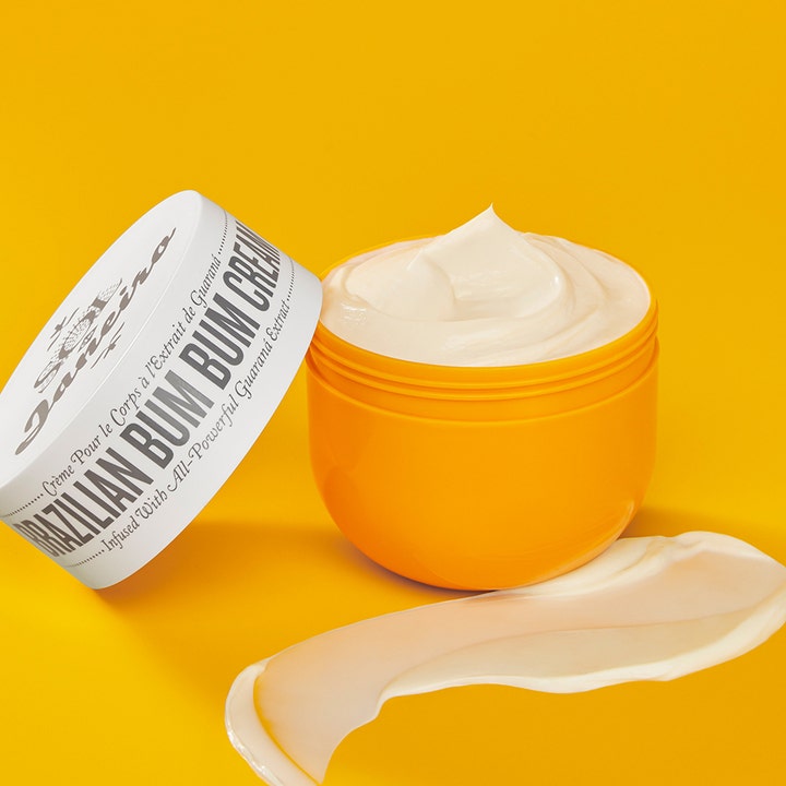 Sol de Janeiro Brazilian Bum Bum Cream 240 ml fuktighetsgivende kroppskrem i gul krukke med fyldig hvit tekstur