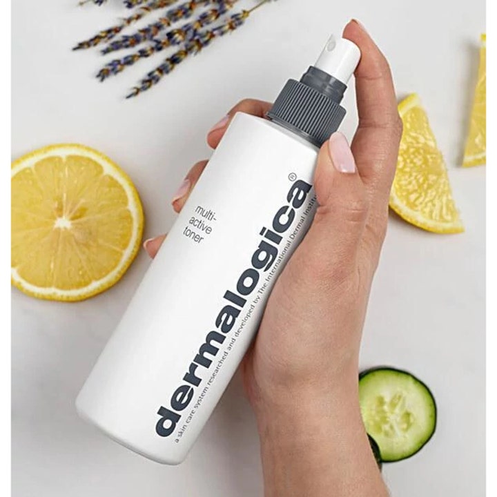 Dermalogica Multi-Active Toner 250 ml fuktighetsgivende toner i hvit sprayflaske med agurk, sitron og lavendel