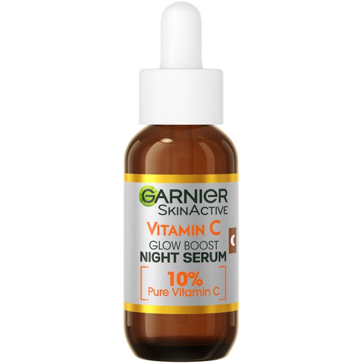Garnier SkinActive Vitamin C Glow Boost Night Serum gir glød i brun glassflaske med hvit pipette og 10% rent C-vitamin.