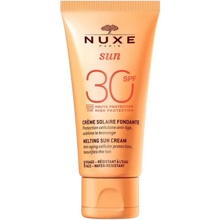 Nuxe Sun Melting Sun Cream SPF 30 ansiktssolkrem som gir antialdringsbeskyttelse i en oransje tube med rød tekst