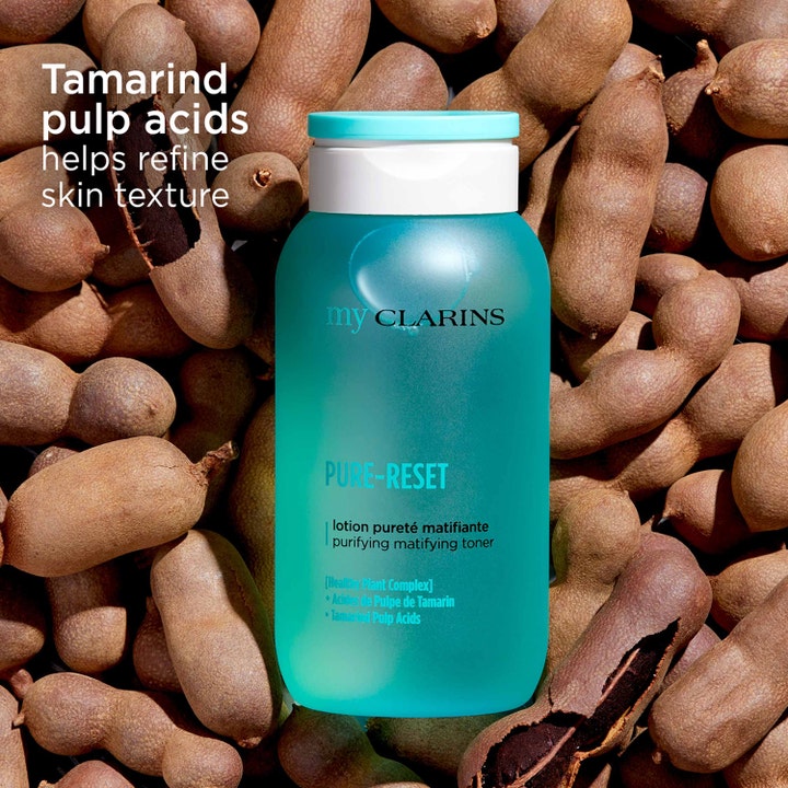 Clarins MyPure-Reset Purifying Matifying Toner 200 ml rensende toner i turkis flaske omgitt av tamarindfrukt