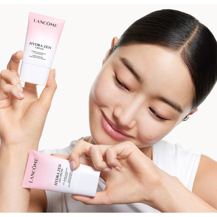 Lancôme Hydra Zen Anti-Stress Day Cream 30 ml beroligende dagkrem i rosa tuber holdt av en kvinne.