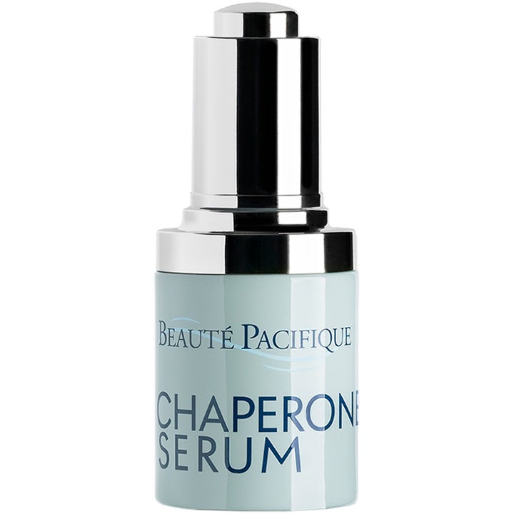Beauté Pacifique Chaperone Serum 30ml som gir hudfornyelse i en lys blå glassflaske med sølvfarget pipette.