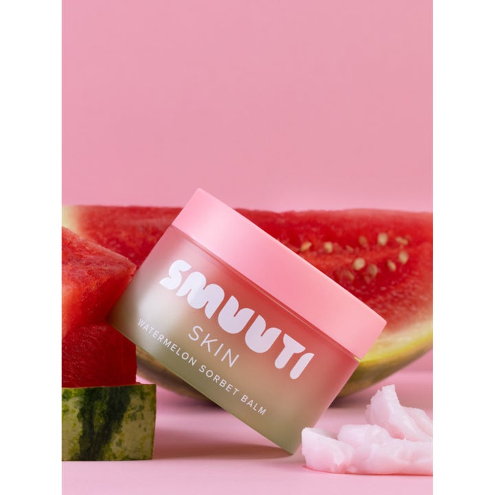 Smuuti Skin Watermelon Dew Sorbet Balm 100 ml rensende balm i krukke foran friske vannmelonbiter