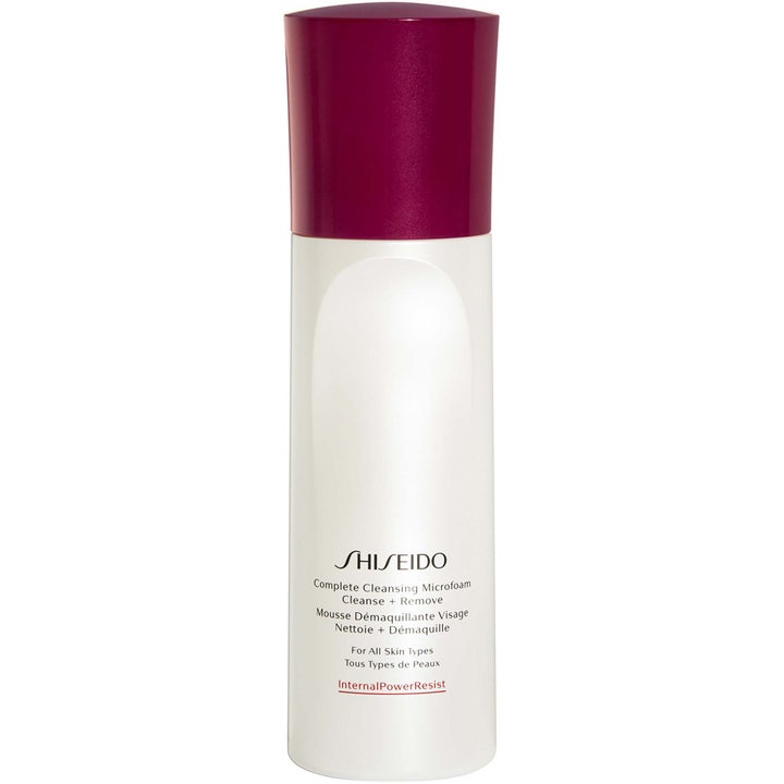 Shiseido Complete Cleansing Microfoam renseskum fjerner sminke i en hvit beholder med et mørkerødt lokk
