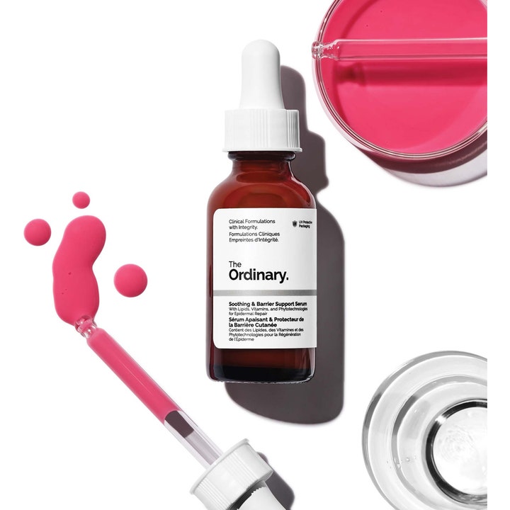 The Ordinary Soothing & Barrier Support Serum 30 ml beroligende serum for hudbarriere med unik rosa tekstur og pipette