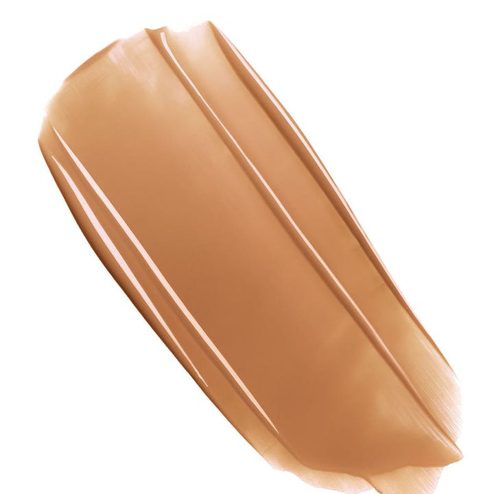 Clarins Milky Boost Capsules 06 7,8 ml utjevnende serum med en kremet og glansfull teksturprøve i en varm beige nyanse