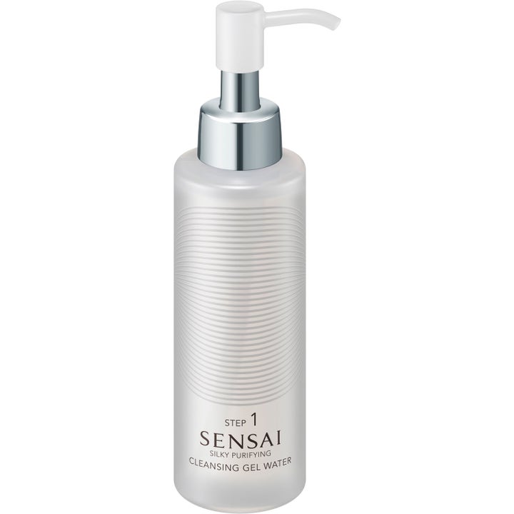 Sensai Silky Purifying Cleansing Gel Water 150 ml som renser huden i en matt hvit flaske med sølvfarget pumpe.
