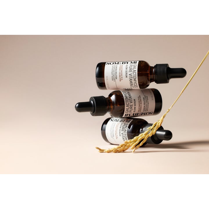 Some By Mi Galactomyces Pure Vitamin C Glow Serum 30 ml opplysende serum med tre mørke flasker og et kornstrå