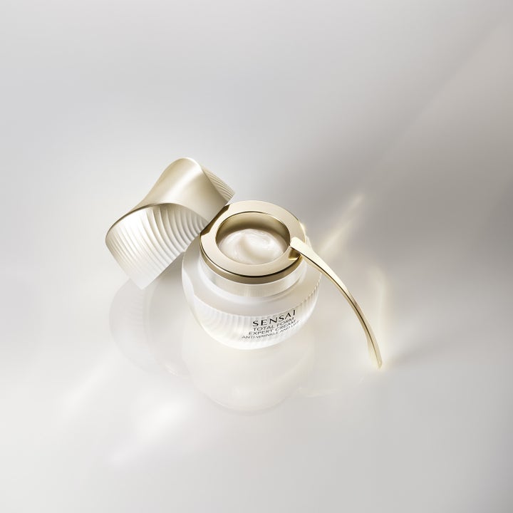 Sensai Total Form Expert Cream 50 ml oppstrammende dagkrem i hvit glasskrukke med bølget gullokk og spatel.