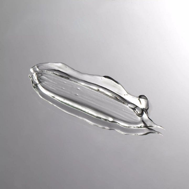 Swiss Clinic Rejuvenating Serum X3 30 ml foryngende ansiktsserum med en klar og lett geltekstur på sølvbakgrunn.