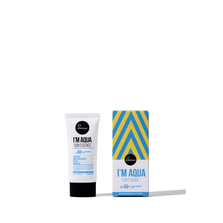 Suntique I'm Aqua Sun Essence 50 ml fuktighetsgivende solkrem i hvit tube og eske med blå og gule striper SPF 50