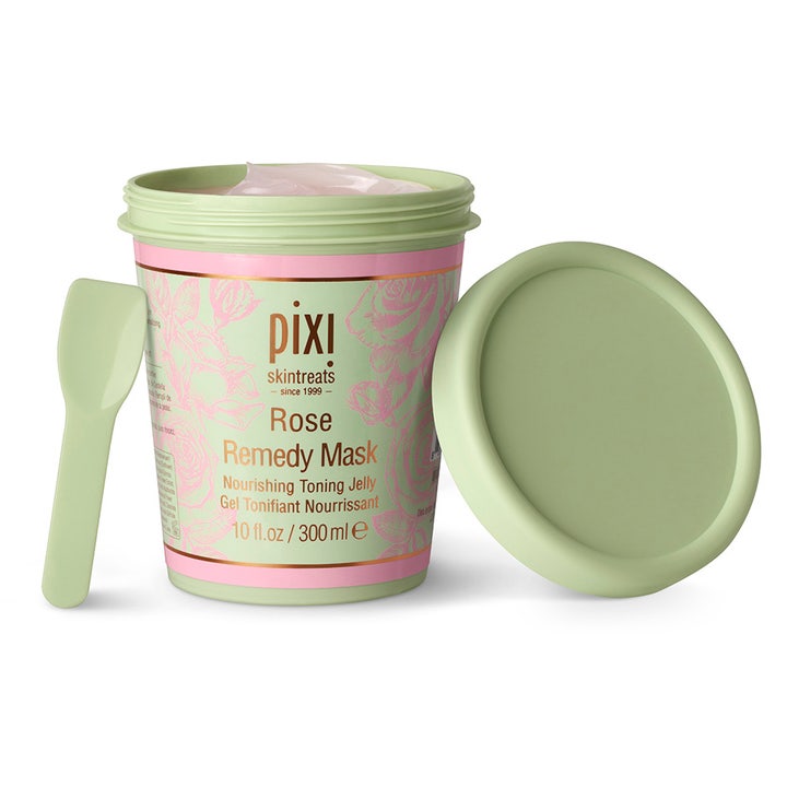Pixi Rose Remedy Mask 300 ml nærende ansiktsmaske i grønn krukke med rosa gelétekstur og påføringsspatel.