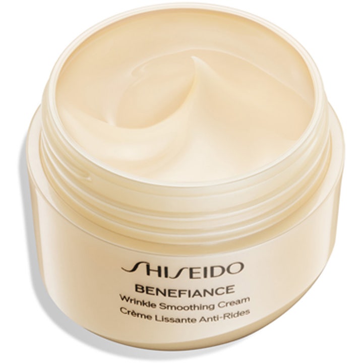Shiseido Benefiance Wrinkle Smoothing Cream 30 ml rynkereduserende ansiktskrem i åpen beige krukke med kremet tekstur