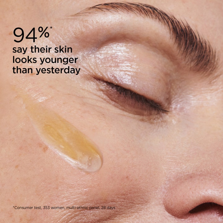 Clarins Double Serum 50 ml ansiktsserum på hud med teksten 94% say their skin looks younger than yesterday.