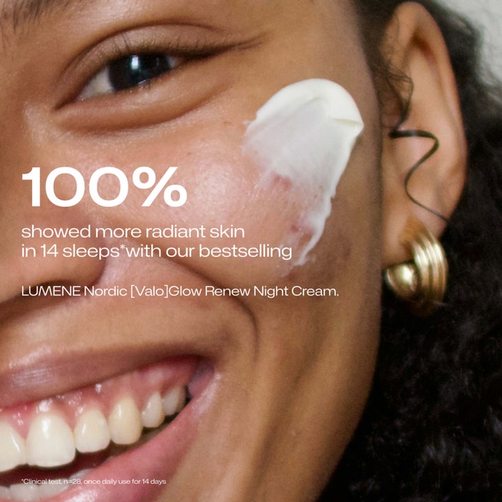 Lumene Nordic-C Glow Renew Night Cream 50 ml nattkrem gir glød vist med hvit krem på kinnet og 100% radiant skin tekst