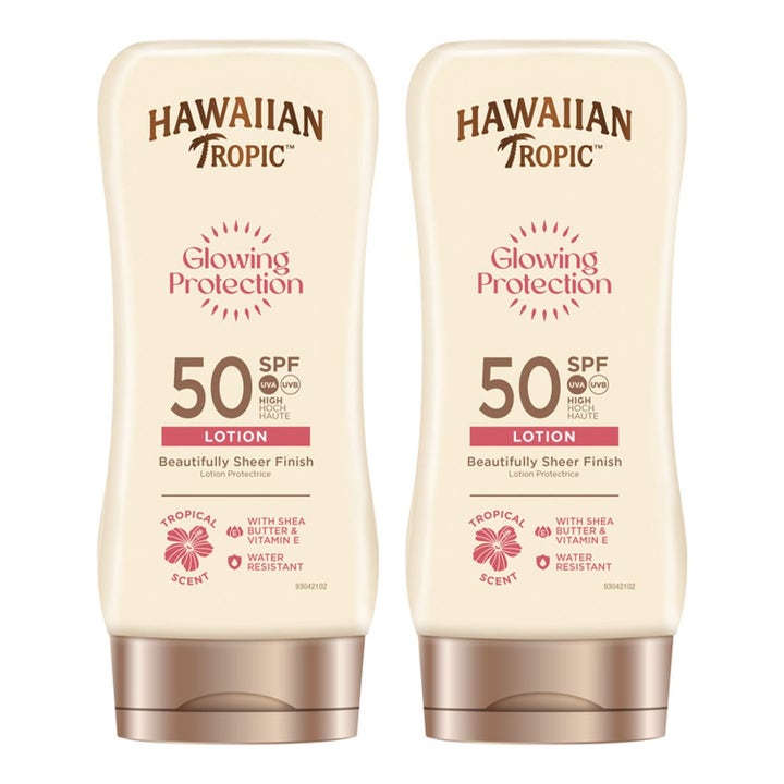 Hawaiian Tropic Glowing Protection SPF 50 2-pakning solkrem gir glød i beige plastflasker med bronsefarget kork.