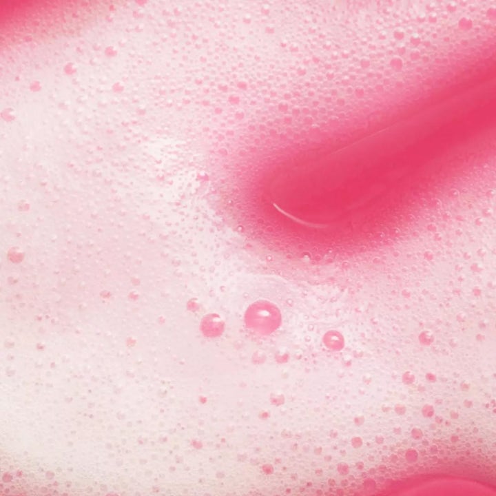 IDUN Minerals Shower Gel Hand & Body 250 ml fuktighetsgivende dusjsåpe med en rosa skummende tekstur og bobler