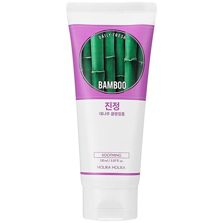 Holika Holika Daily Fresh Bamboo 150 ml beroligende renseskum i hvit tube prydet med lilla etikett og grønn bambus.