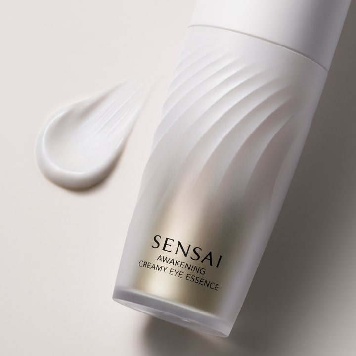 Sensai Awakening Creamy Eye Essence 20 g fuktighetsgivende øyekrem i hvit tube med bølgemønster og kremet tekstur