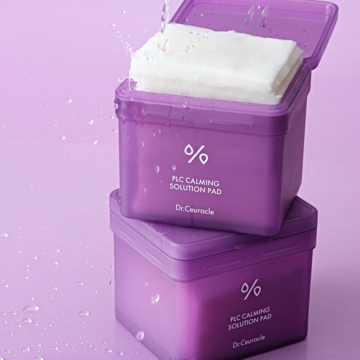Dr. Ceuracle PLC Calming Solution Pad 130 stk beroligende toner pads i lilla bokser med friskt vannsprut.