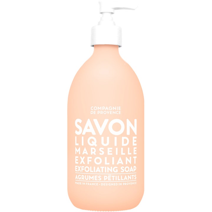 Compagnie de Provence Savon Liquide Exfoliant 500 ml eksfolierende såpe i ferskenfarget frostet flaske med hvit pumpe