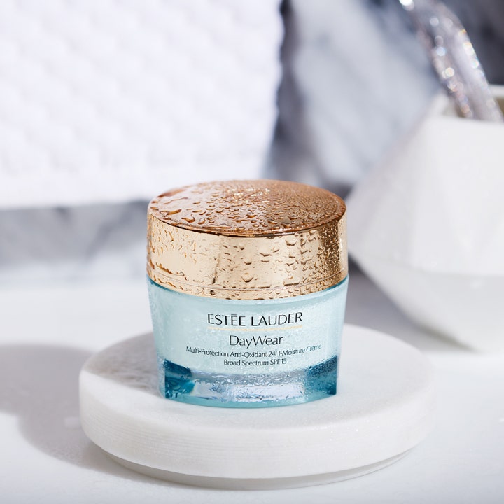 Estée Lauder DayWear 50 ml fuktighetsgivende dagkrem i lyseblå krukke med gulllokk dekket av vanndråper.