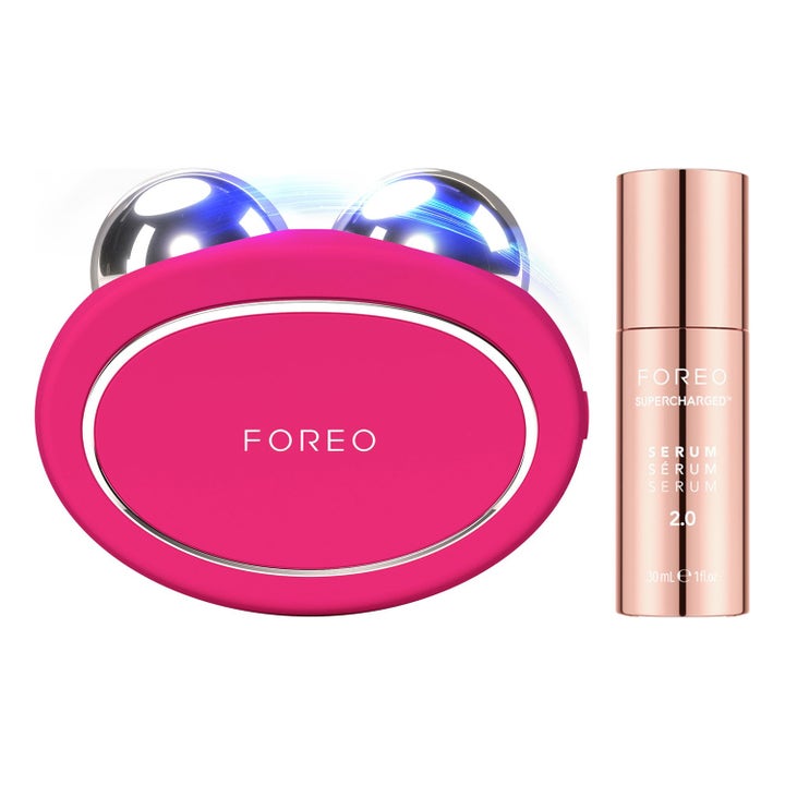 Foreo BEAR 2 og Supercharged Serum 2.0 30 ml oppstrammende ansiktssett med rosa enhet og rosegullfarget flaske