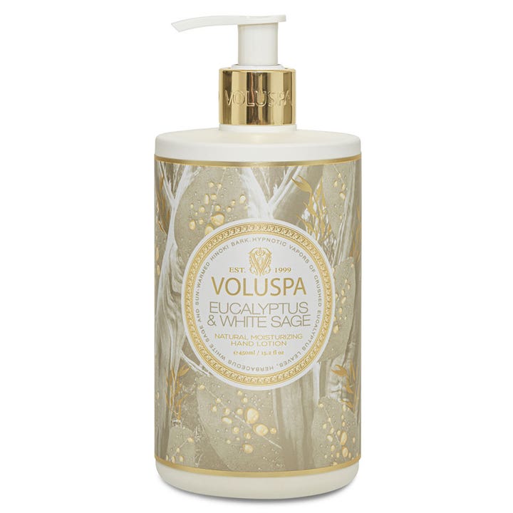 Voluspa Eucalyptus & White Sage 450 ml fuktighetsgivende håndkrem i hvit pumpeflaske med gullfarget botanisk mønster