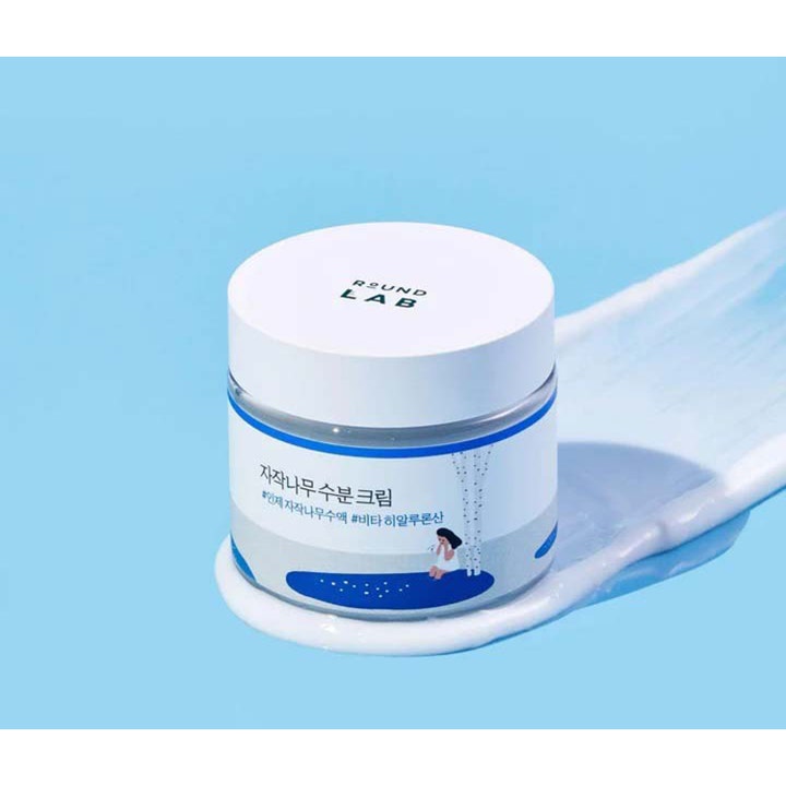 Round Lab Birch Juice Moisturizing Cream 80 ml fuktighetsgivende ansiktskrem i hvit krukke på strøk av kremtekstur