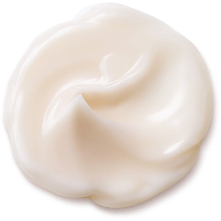 Shiseido Premium Åldersförsvar 100 ml anti-age serum med en tykk og kremet hvit tekstur