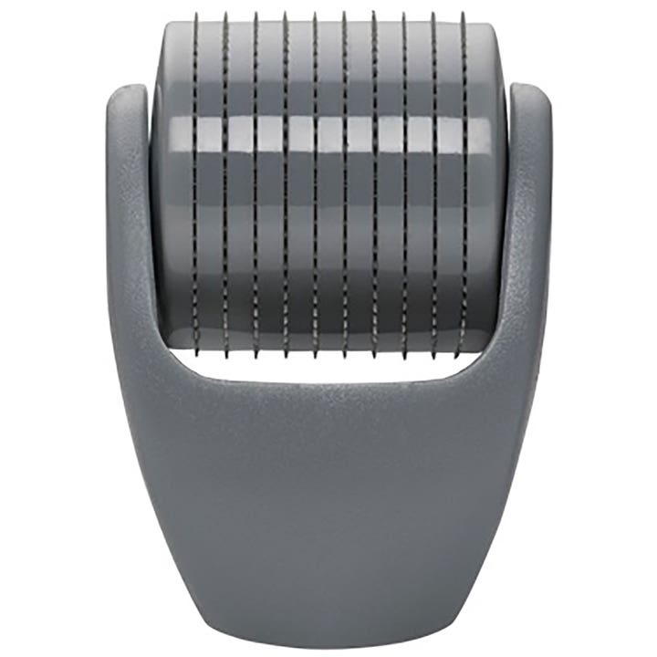 Skin Roller mikronålsbehandling for hudfornyelse med et grått rulle hode og tette rader av fine nåler i metall.