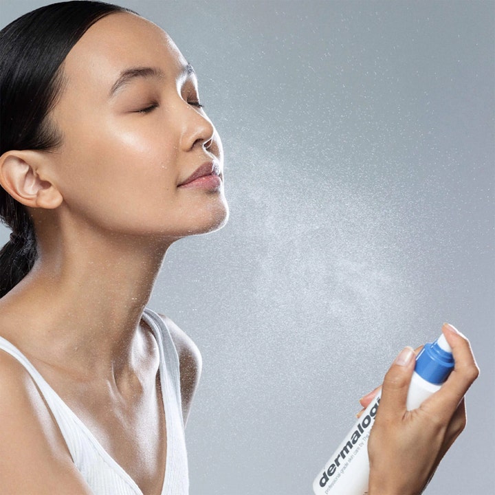 Dermalogica Hyaluronic Ceramide Mist 150 ml fuktgivende face mist sprayes som en fin sky over ansiktet til en kvinne.