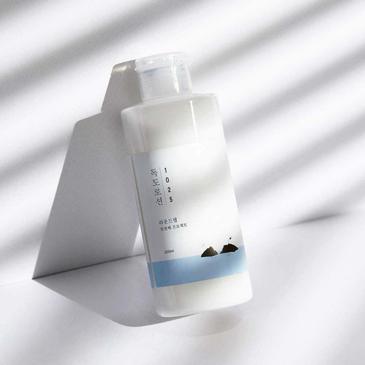 Round Lab 1025 Dokdo Lotion 200 ml fuktighetsgivende lotion i hvit flaske med blått øymotiv og skyggespill