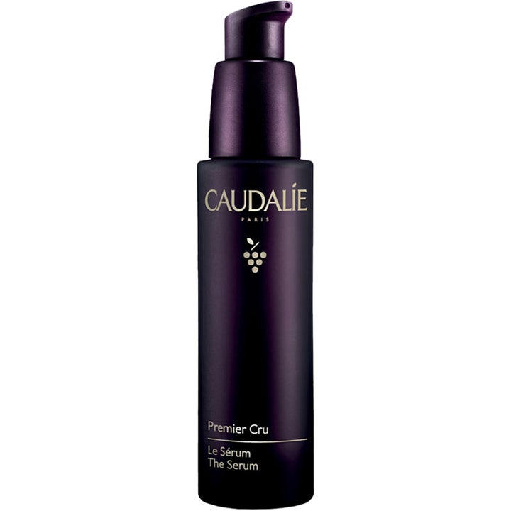 Caudalie Premier Cru The Serum 30ml antialdringsserum i en dyp lilla flaske med pumpe og gulldetaljer