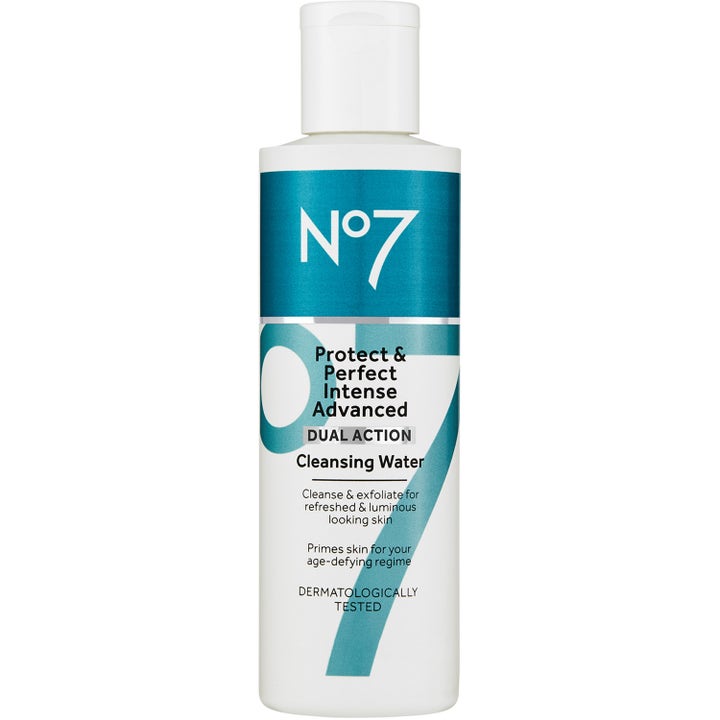 No7 Protect & Perfect Intense Advanced Cleansing Water 200 ml renseprodukt i hvit plastflaske med blått design.