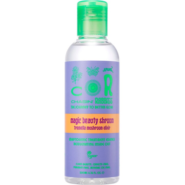 Chasin' Rabbits Magic Beauty Shroom 200ml rejuvenating essence gir glød i klar flaske med grønn kork og lilla etikett.