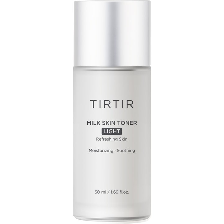 TIRTIR Milk Skin Toner Light 50 ml fuktighetsgivende toner som beroliger huden i en frostet hvit flaske med sølvfarget kork