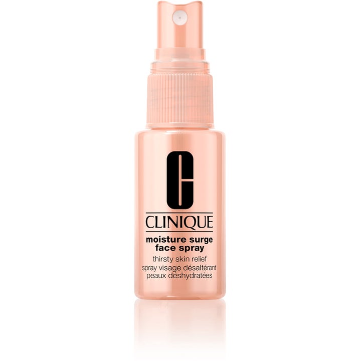 Clinique Moisture Surge Face Spray 125 ml fuktighetsgivende ansiktsspray i en ferskenfarget flaske med spraypumpe.