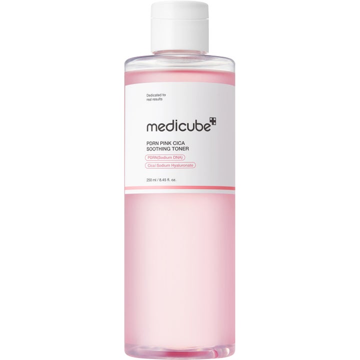 Medicube PDRN Pink Cica Soothing Toner 250 ml beroligende ansiktsvann med rosa væske i klar flaske