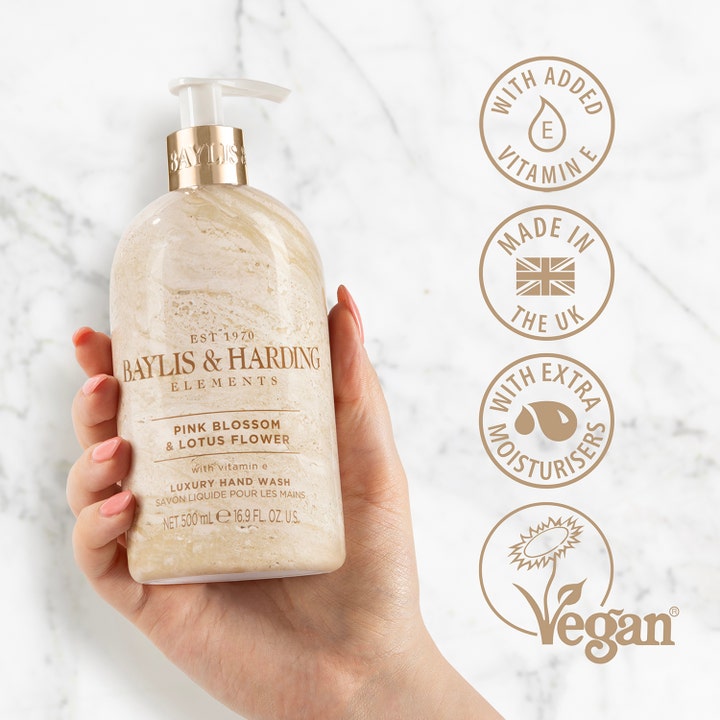 Baylis & Harding Elements Hand Wash 500 ml vegansk håndsåpe med vitamin E i marmormønstret flaske som holdes i en hånd