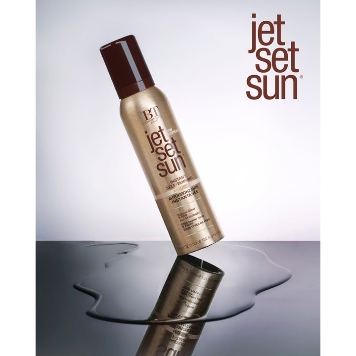 Jet Set Sun Mousse 150 ml selvbruning gir naturlig glød i en gullfarget flaske med brunt lokk og speilbilde